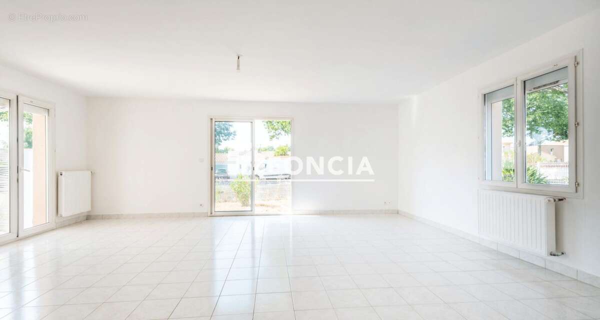 LE PELLERIN / CHÊNE VERT : maison T4 de plain-pied de 102 m2 avec 3 chambres, terrasse, garage et jardin sur parcelle de 525 m2, - photo 4