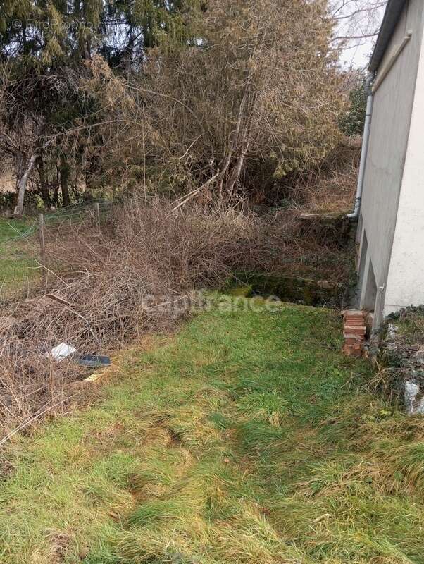 Proche de NOIRETABLE  (42) Local commercial/bureau de 50 M2 avec grand parking clos - photo 5