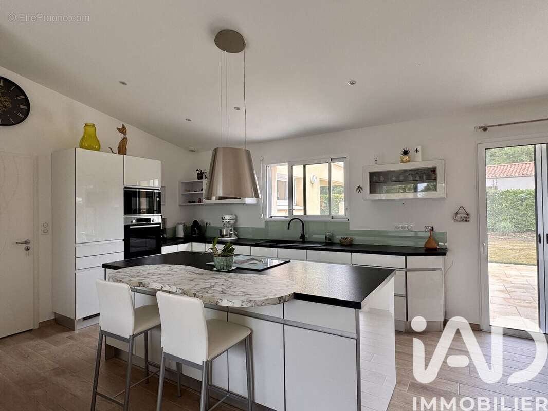 Maison 109 m² à Saint-Maurice-Le-Girard  - photo 2