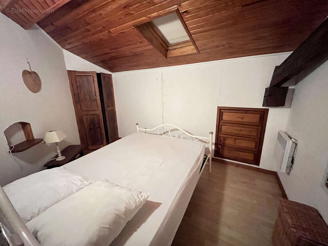 LA REOLE - Maison de ville avec logement indépendant, 2 garages - photo 17