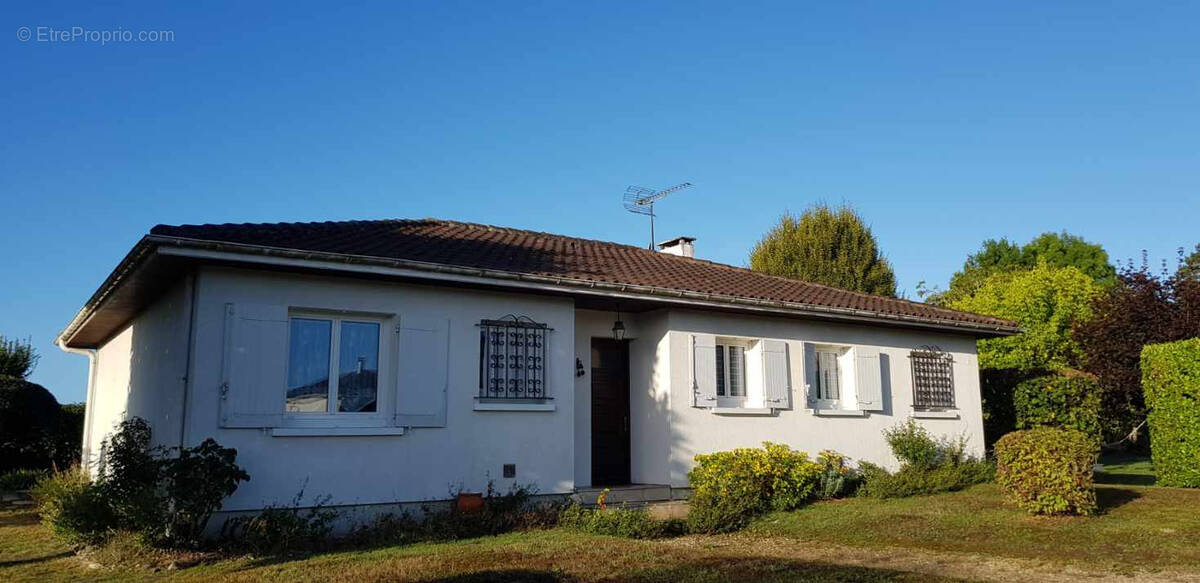 Maison à GENSAC-LA-PALLUE