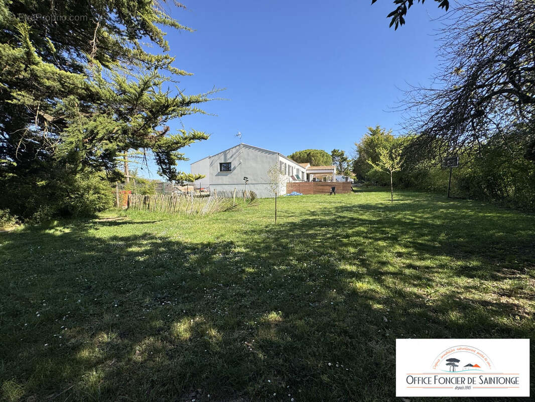 Maison à CHAILLEVETTE