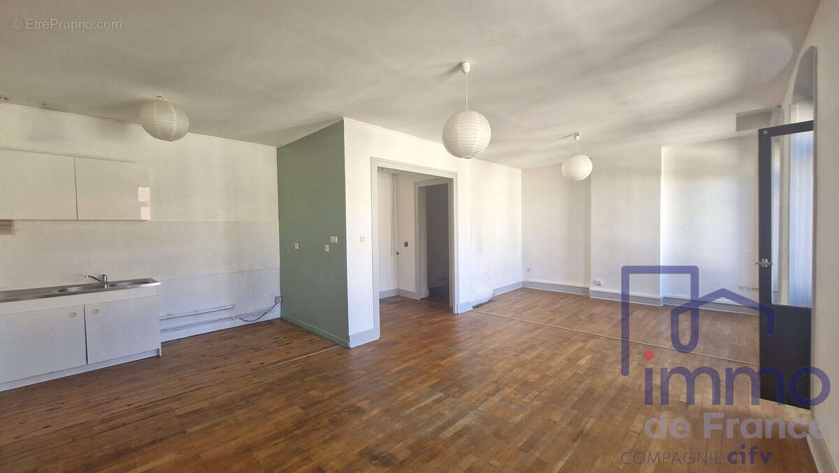 piece de vie avec cuisine  - Appartement à SAINT-ETIENNE