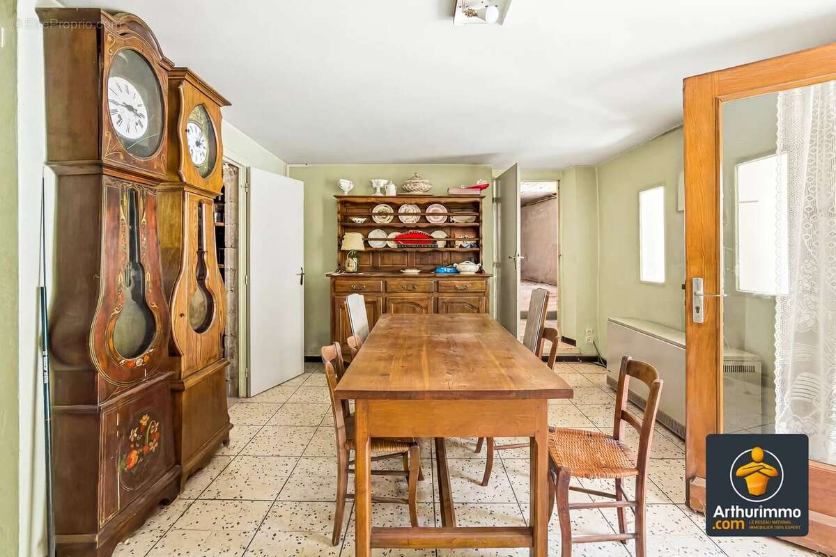 « Maison de village familiale avec terrasse, véranda, combles aménageables et double garage » - photo 3