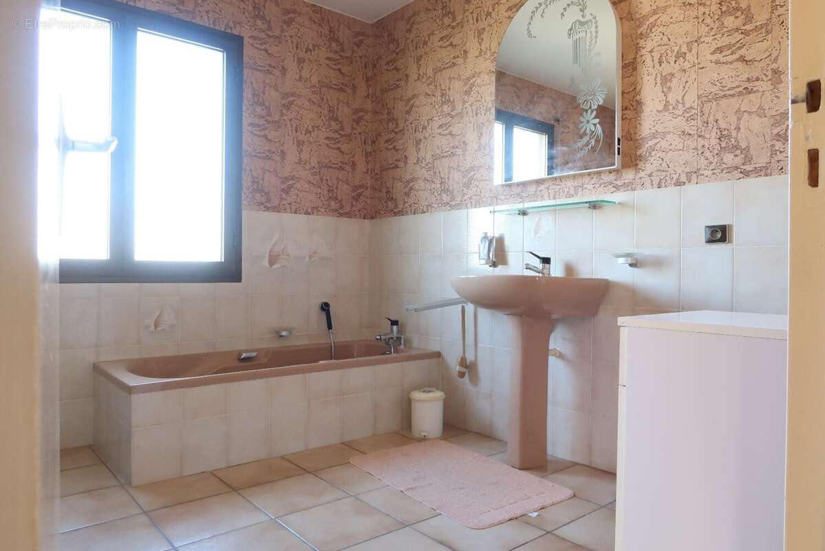 Maison à MONTROND-LES-BAINS