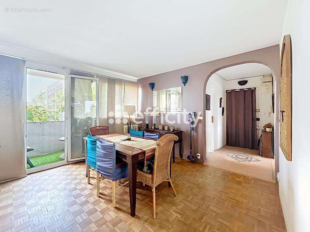 Appartement à LES PAVILLONS-SOUS-BOIS