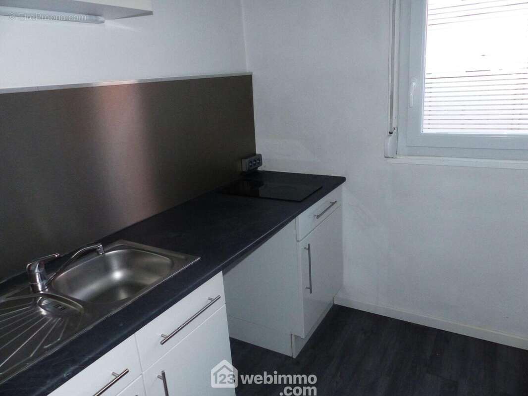 Ici, la cuisine aménagée. - Appartement à BIHOREL