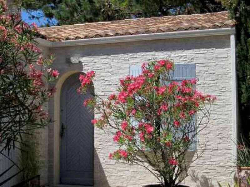 À l'abri des regards, maison chaleureuse où confort, intimité et douceur de vivre se rencontrent. - photo 12