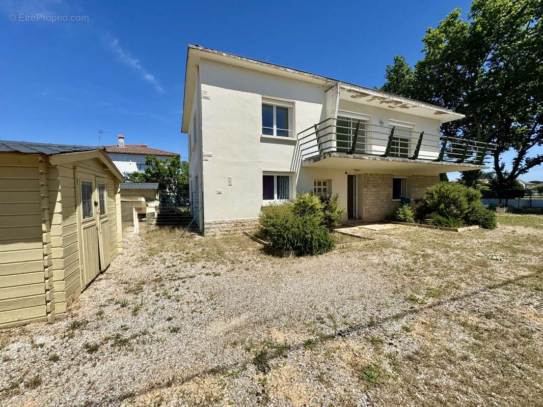 Maison à LAUDUN-L&#039;ARDOISE