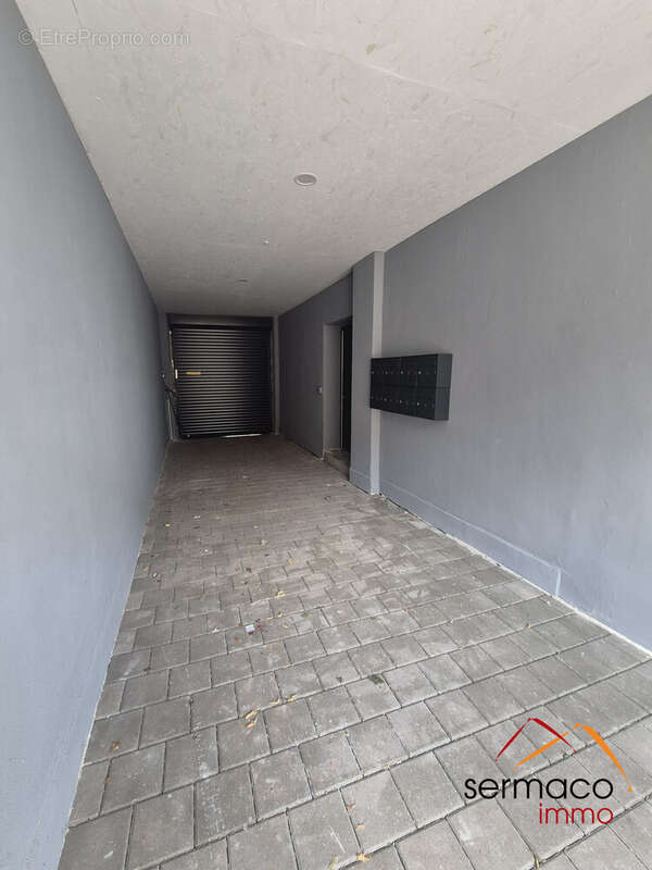 entrée avec badge et porte auto vers parking - Appartement à SARREGUEMINES