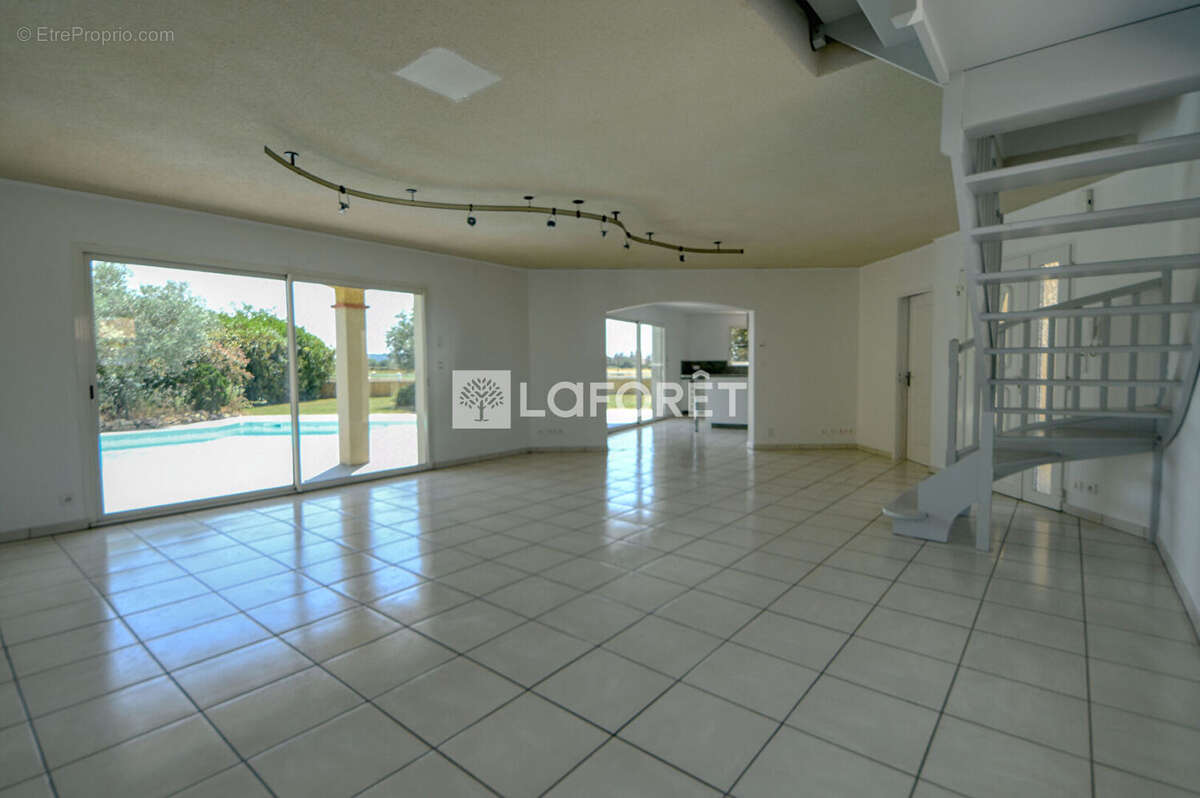 A vendre maison avec piscine et environnement paysage a 3 min de l'autoroute - photo 2