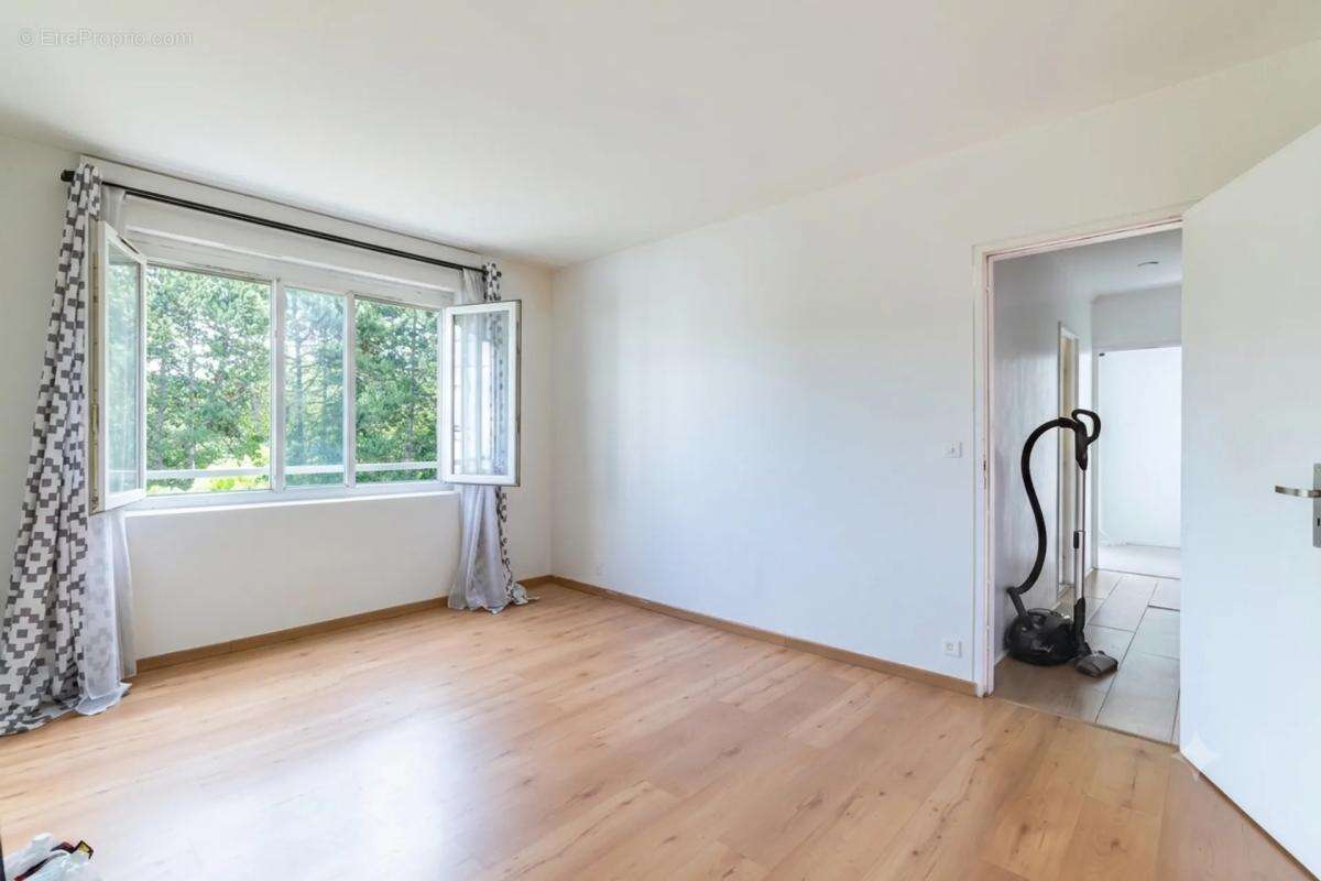 Appartement T4 de 79 m² à Trappes - photo 3