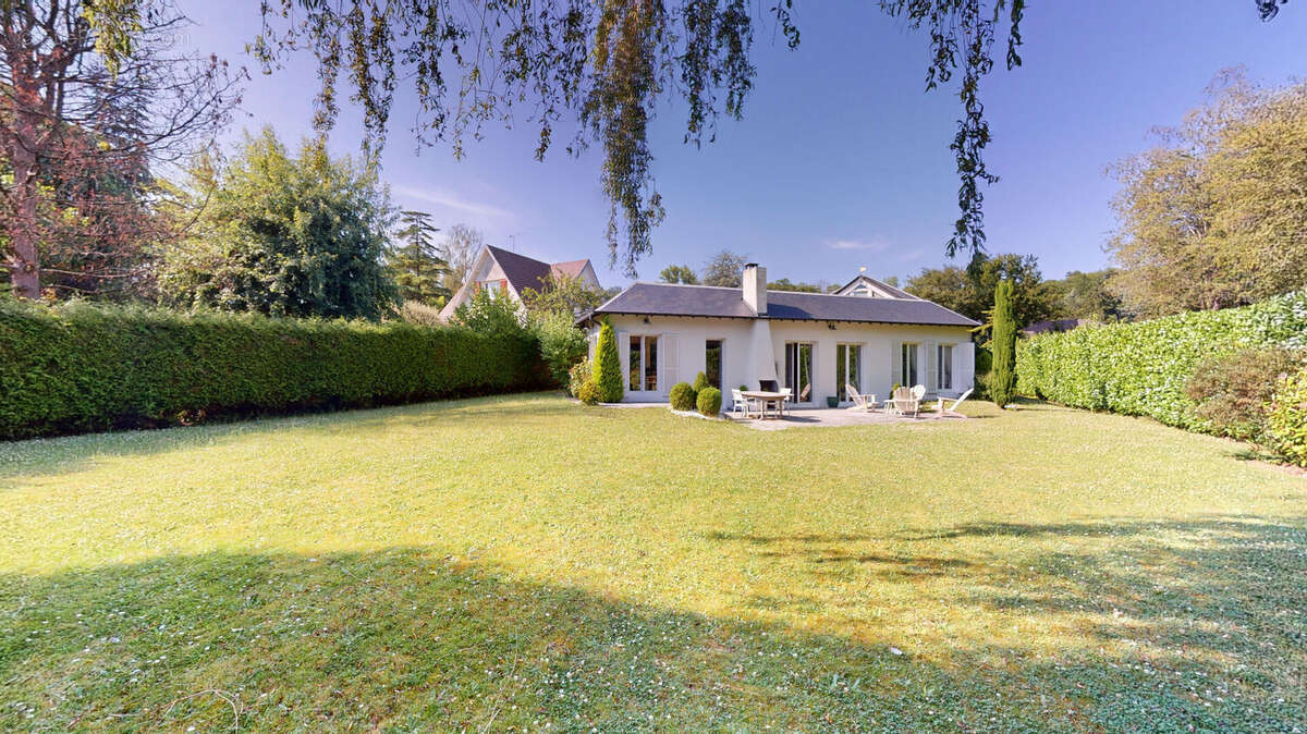 Maison à SAINT-NOM-LA-BRETECHE