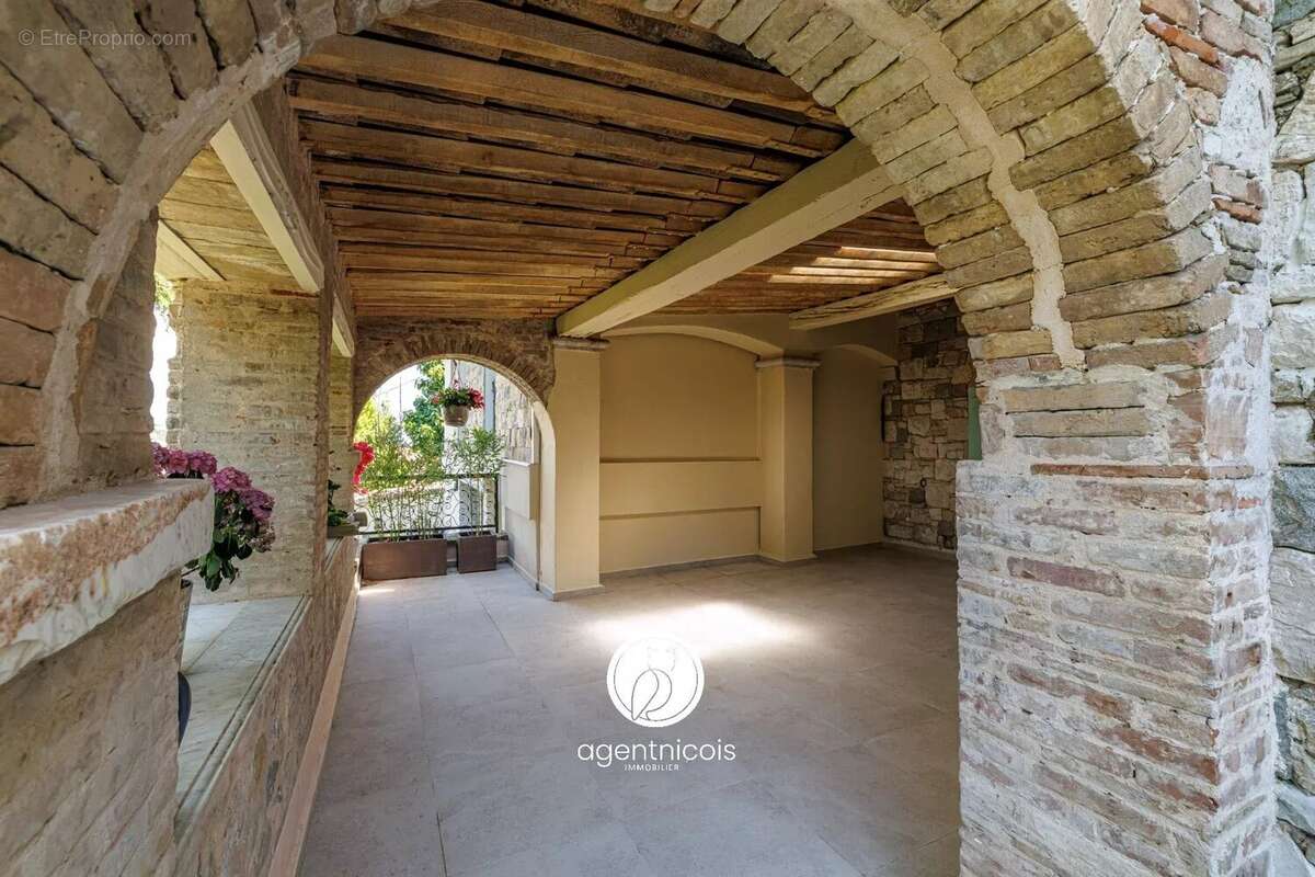 Appartement à SAINT-LAURENT-DU-VAR