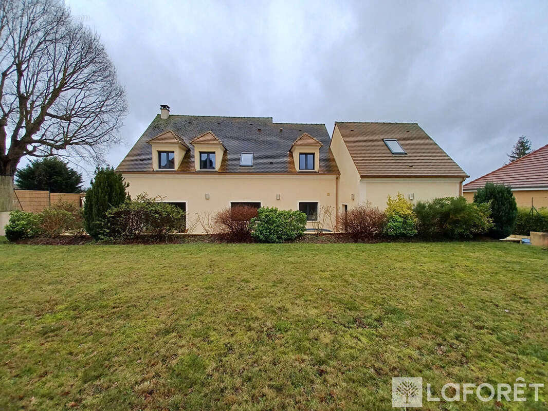 Maison à FONTENAY-LES-BRIIS