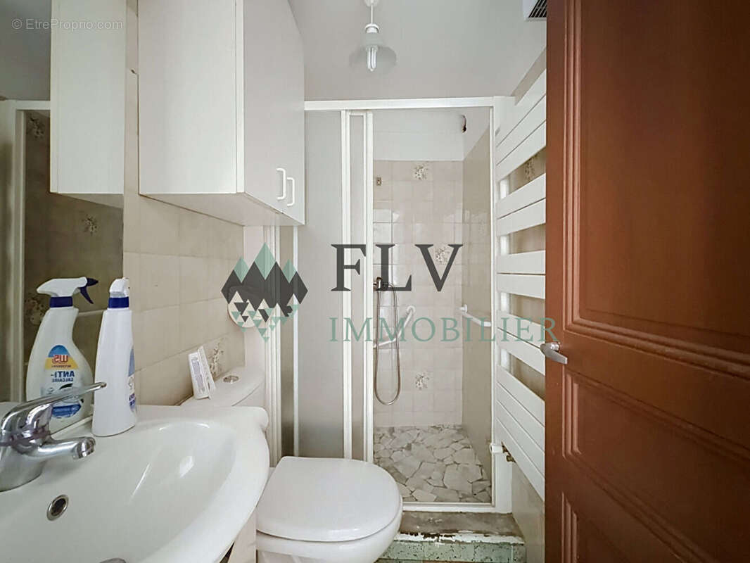 À vendre - Appartement avec terrasse et fort potentiel à La Tour-sur-Tinée - photo 8