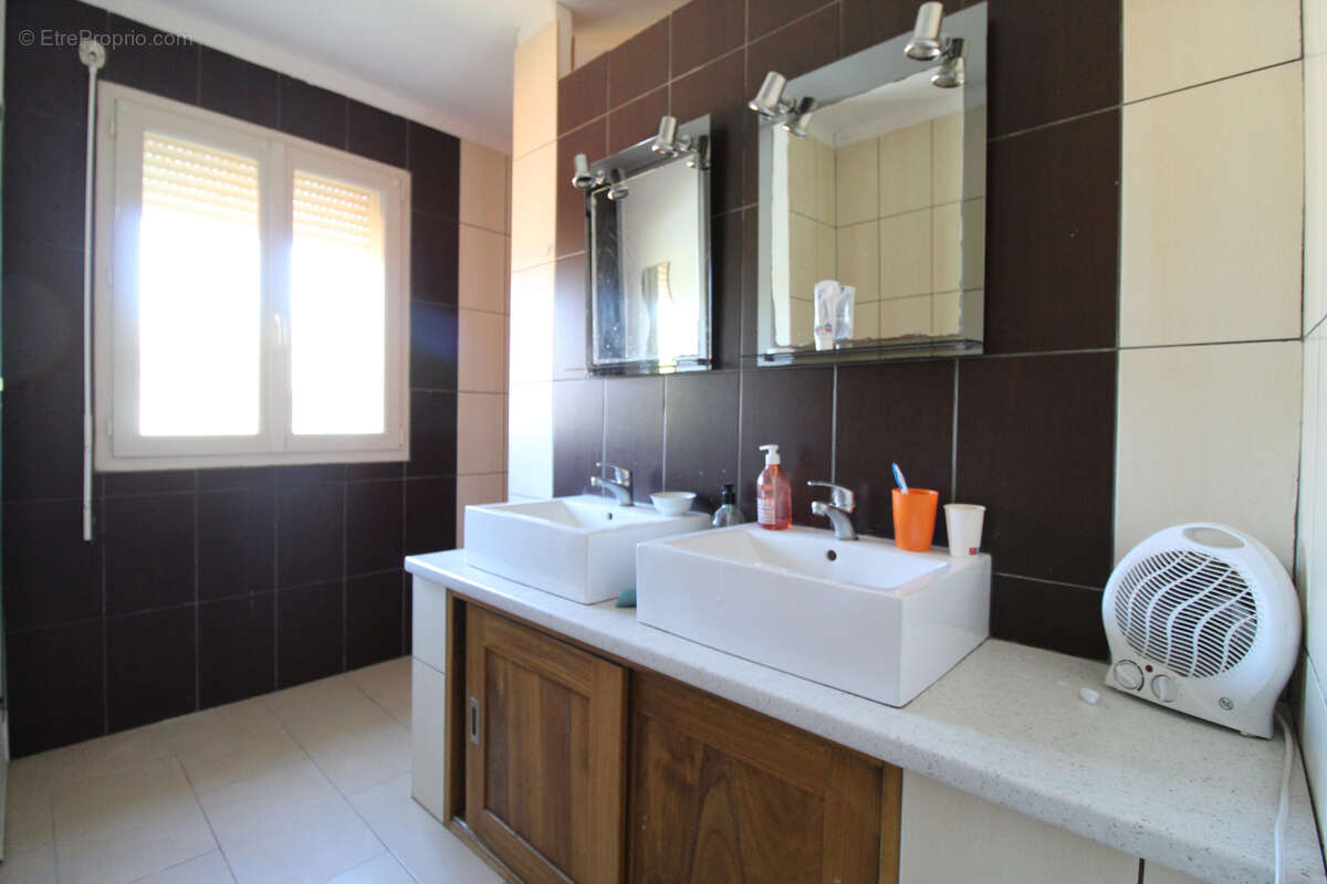 Maison à SAINT-VICTOR-ET-MELVIEU