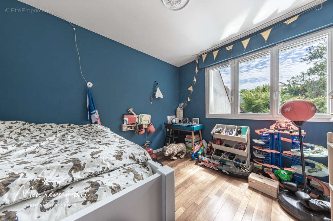 Maison de 168m2 lumineuse et au calme avec piscine, jardin et parkings - photo 11