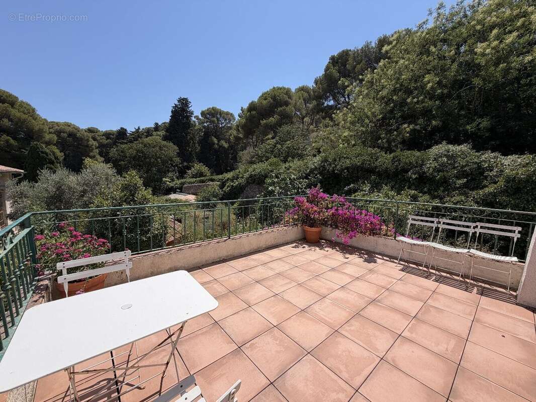 Maison de 98.56 m² sur un terrain de 673 m² avec vue panoramique et piscine. - photo 11