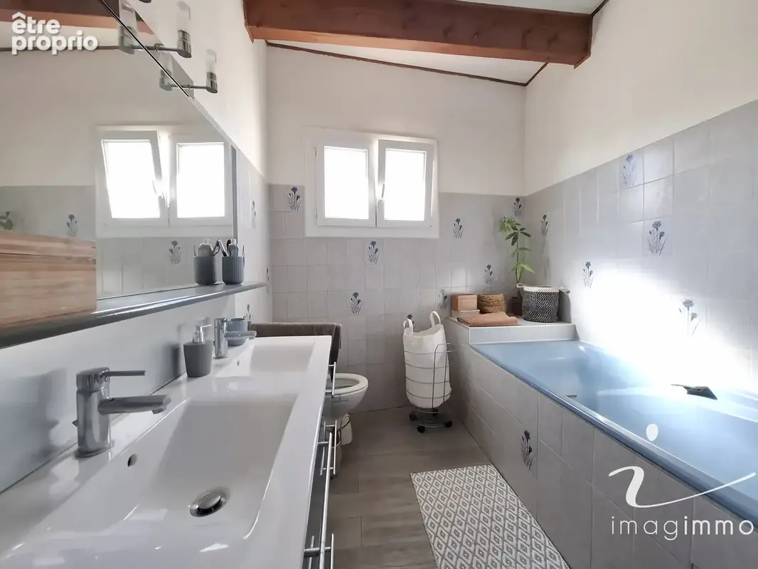 Idéalement placée, découvrez cette spacieuse maison de village avec un garage de 75 m2 ! - photo 9