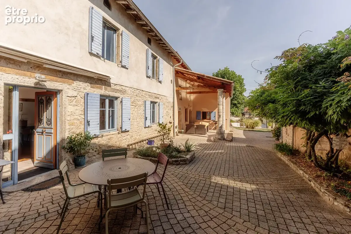 St germain au mont d'or, corps de ferme avec dependances, jardin et piscine - photo 3