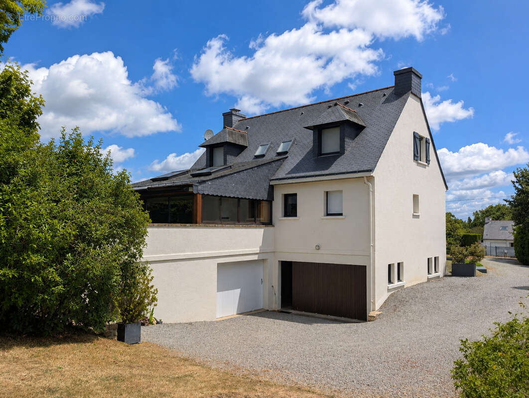 Maison de 152 m2 avec ensemble d'Atelier/Garage de 128 m2  sur un terrain de 3 650 m2 - photo 4