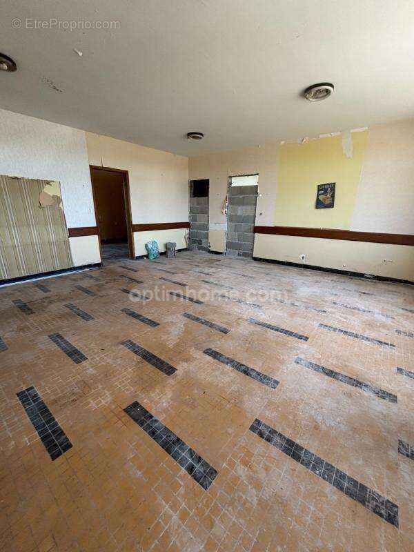 Maison 8 pièces à rénover de 200 m² avec permis accepté pour création de 2 logements – Moulidars (16290) - photo 4