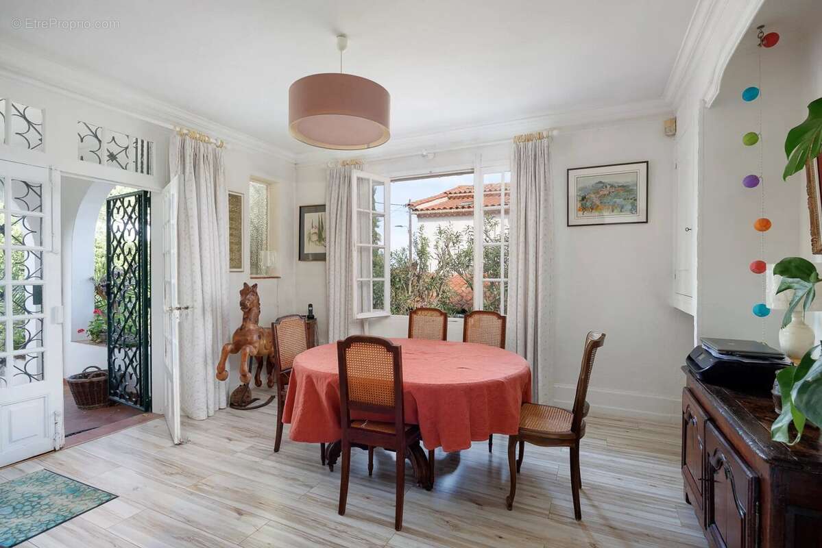 CAP D'ANTIBES - Emplacement exceptionnel - Charmante villa de 120 m² à deux pas de la plage. - photo 3