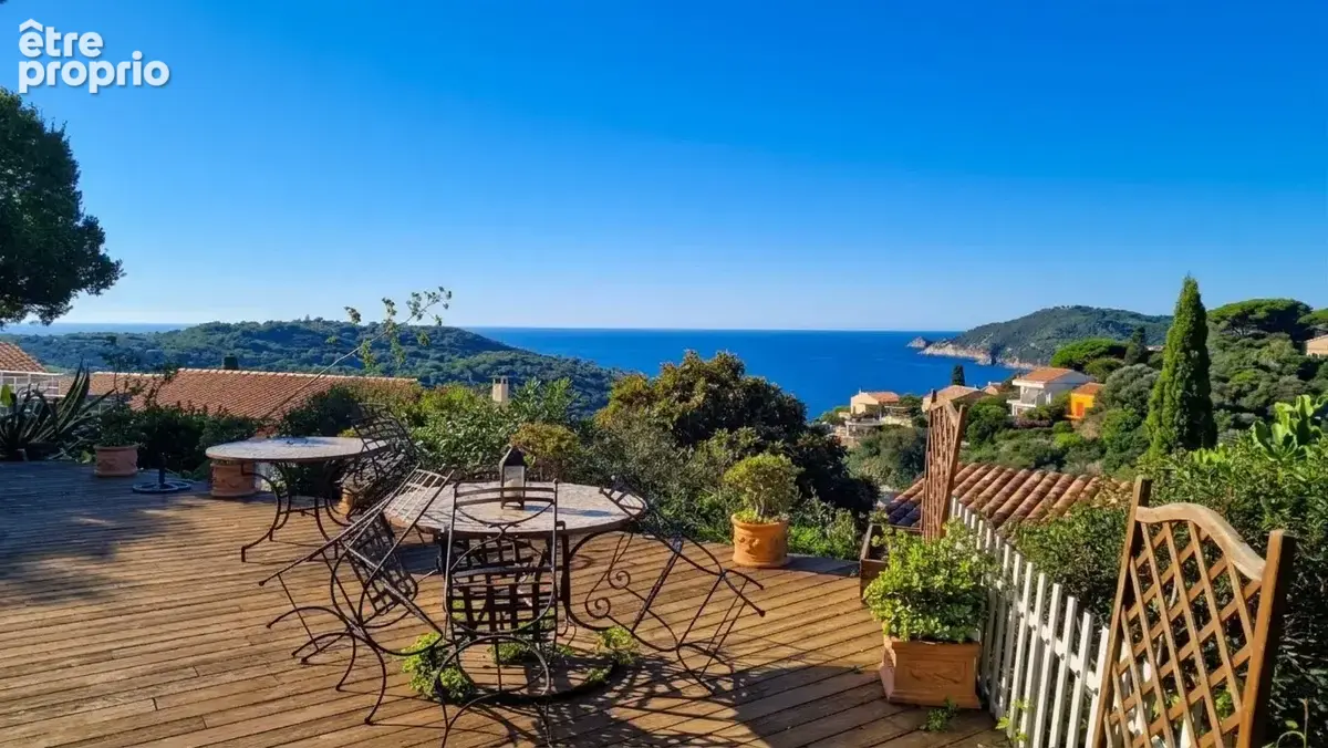 Ensemble immobilier sur l'Ile du levant - photo 3