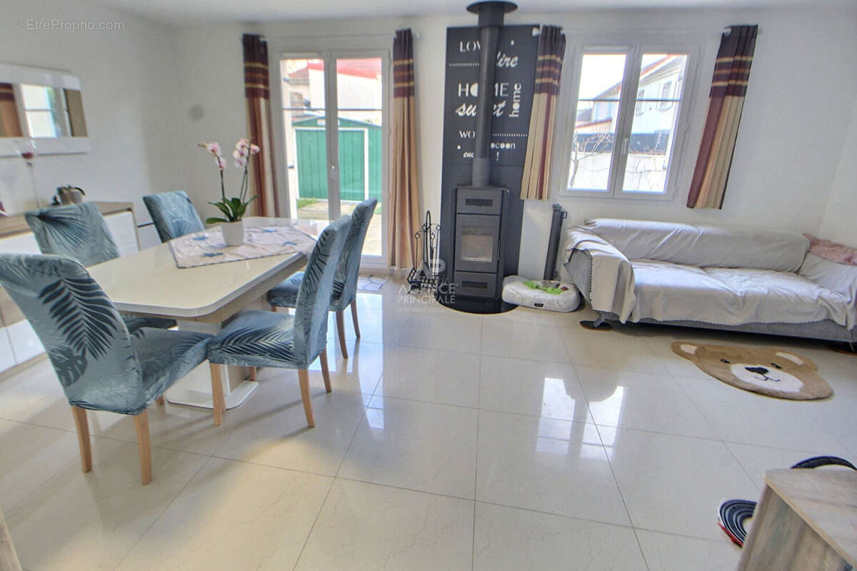 Maison à CHANTELOUP-LES-VIGNES