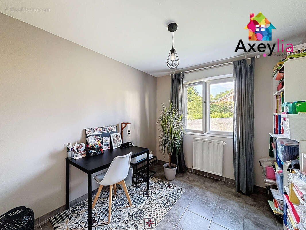 Maison à COMMELLE-VERNAY