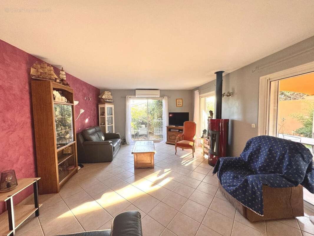 Maison à SAINT-CYR-SUR-MER