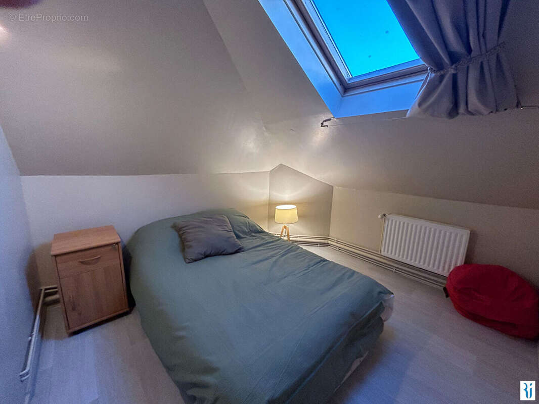 A vendre appartement F3 au 3ème et dernier étage d'un hôtel particulier. - photo 8