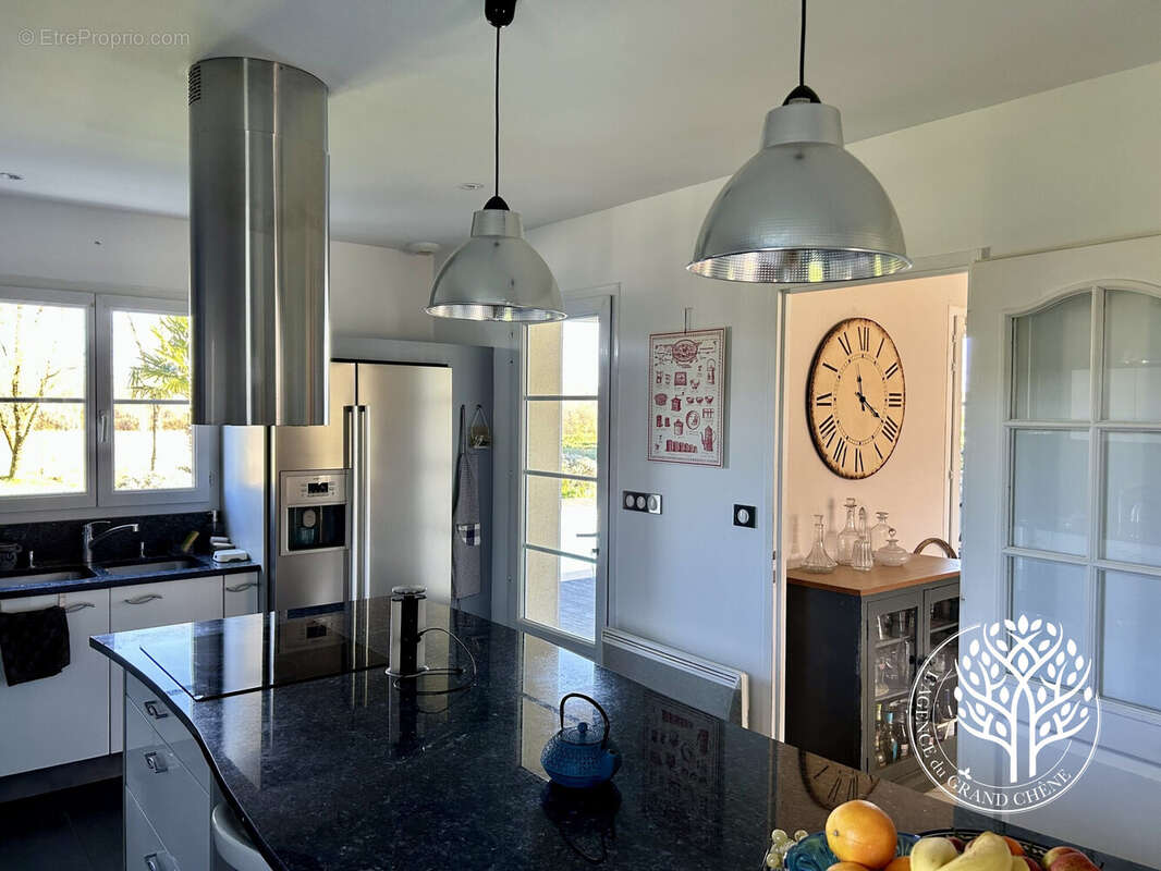 cuisine équipée avec accès sur la terrasse - Maison à SAINTES