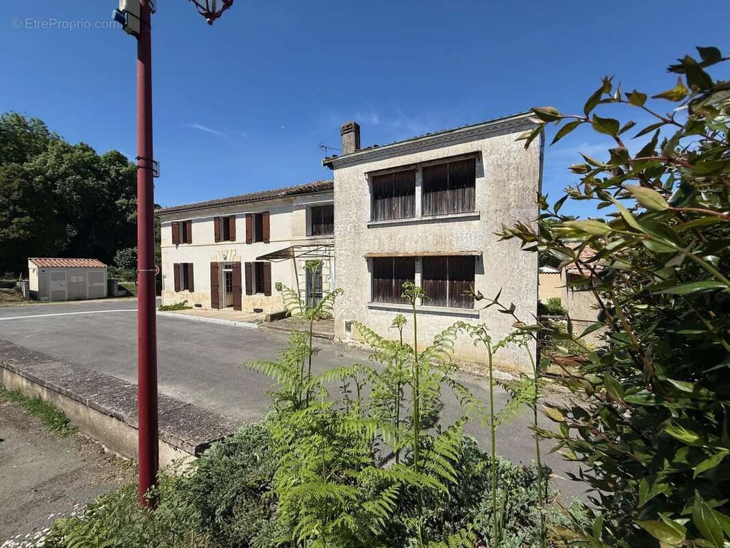 Maison à NIEUL-LE-VIROUIL