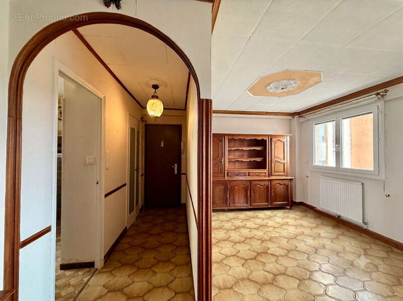 Rare à la vente : Appartement à vendre 4 pièces avec vue d'exception sur la cité de Carcassonne. Prix de vente : 124200€ - photo 3