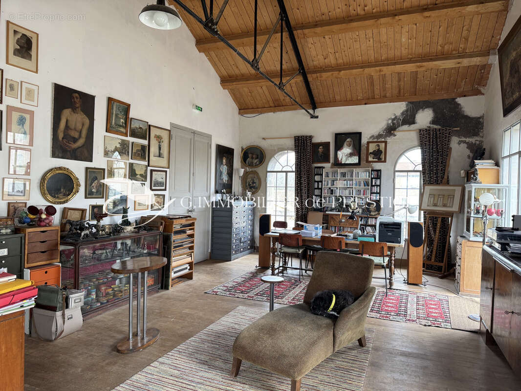 Maison à ENTRAIGUES-SUR-LA-SORGUE