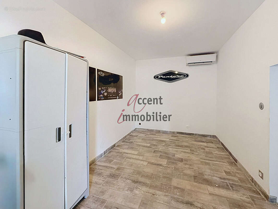 Ensemble immobilier sur 13500m² de terrain. - photo 6