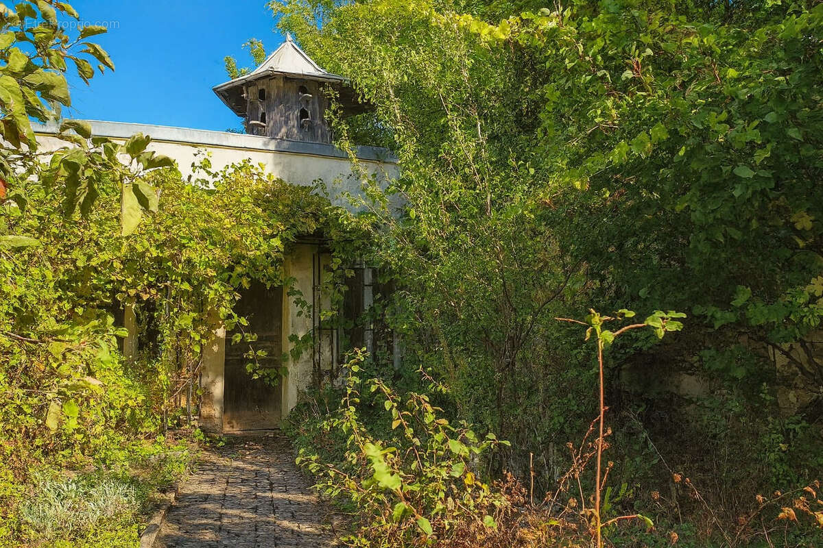 Maison à MANDRES-LES-ROSES