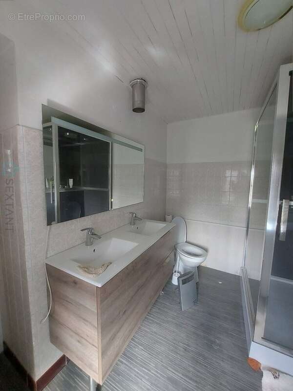 Maison à SAINT-BARTHELEMY-DE-BUSSIERE