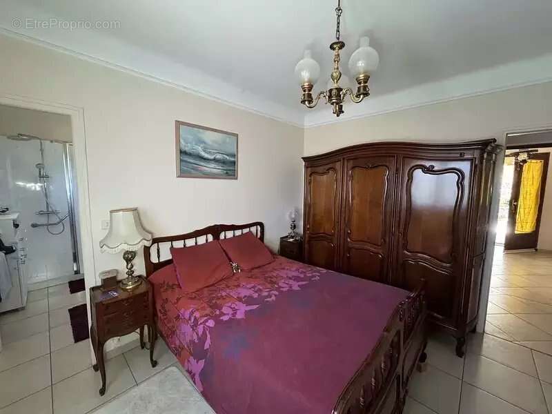 Maison à LA ROQUE-D&#039;ANTHERON