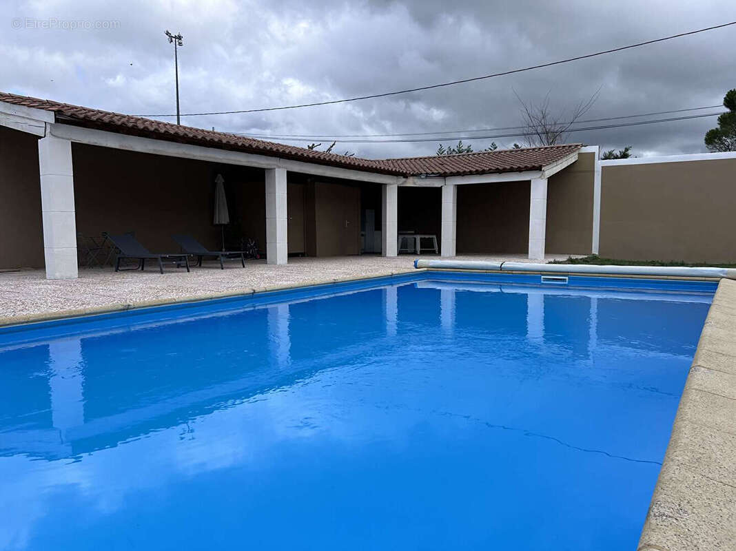 Maison à ENTRAIGUES-SUR-LA-SORGUE