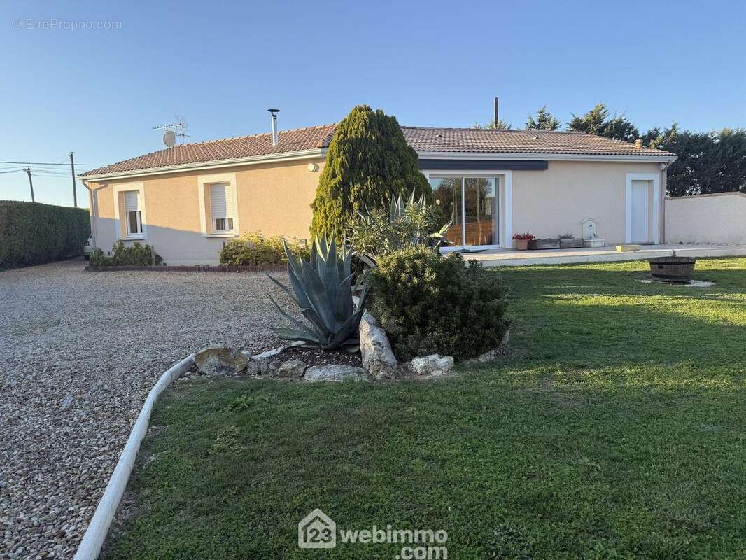 Une maison prête à habiter sur un terrain clos et aménagé. - Maison à LE ROCHEREAU