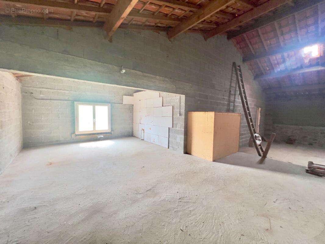 Maison à MONTFAUCON-MONTIGNE