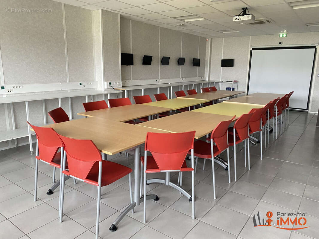 Commerce à VAULX-MILIEU