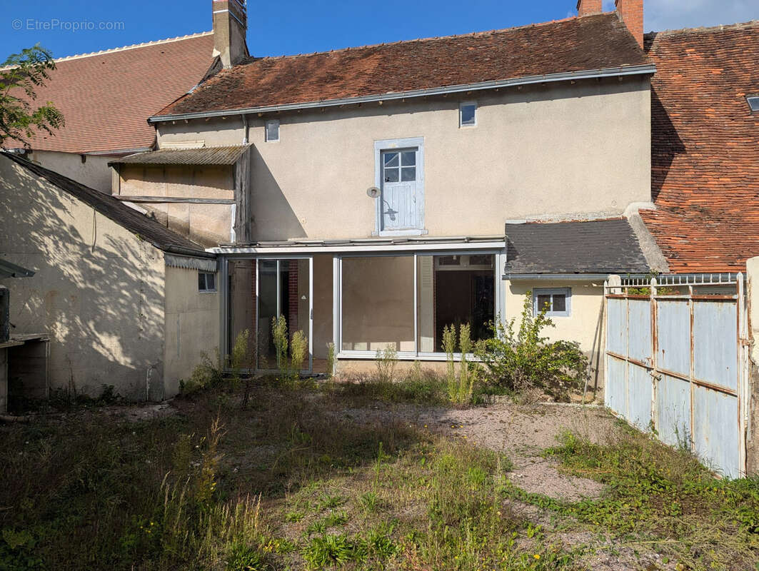 Maison à SAINT-DENIS-DE-JOUHET