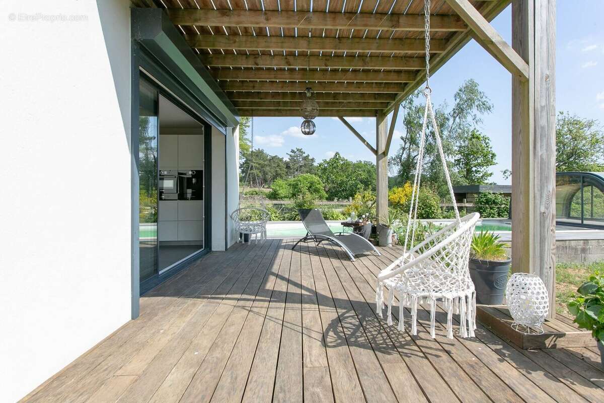De la cuisine accès à la terrasse et à la piscine - Maison à SAVENAY
