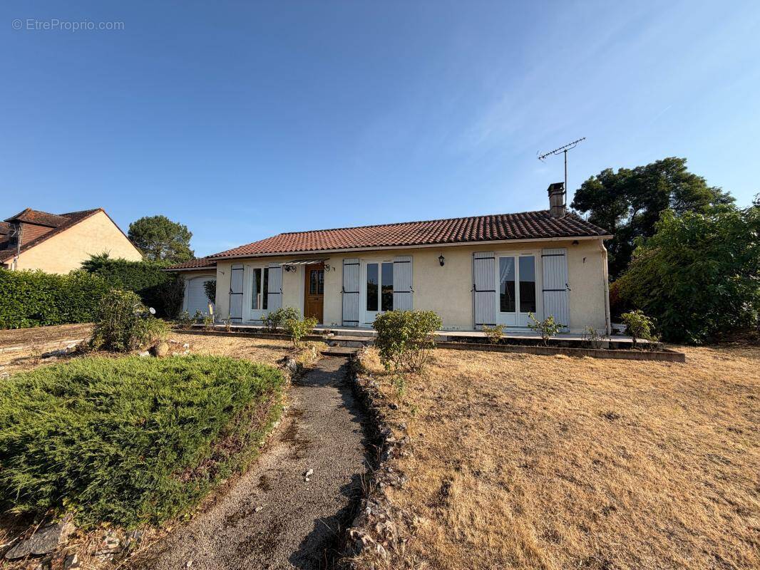 Maison à MANZAC-SUR-VERN