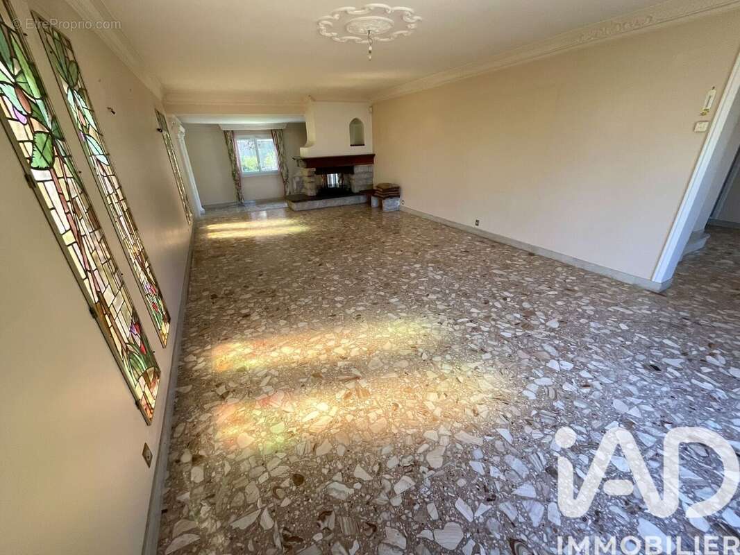 Maison 172 m² à La Ville-Du-Bois  - photo 3
