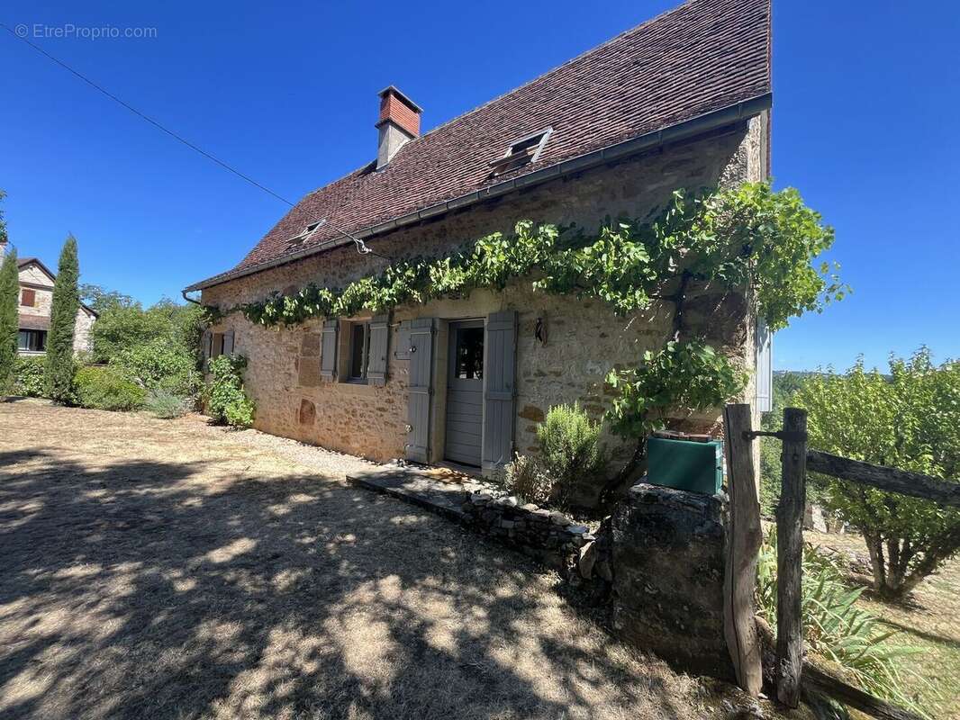 PROCHE FIGEAC – Authentique maison quercynoise en pierre de plain-pied avec grange - photo 3